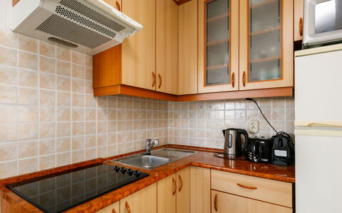Sandra: Lavandino Della Cucina, Cabinetry, Controsoffitto, Proprietà, Lavello, Costruzione, Rubinetto, Cucina Stufa, Elettrodomestico Da Cucina, Legna