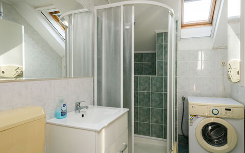 Sandra: Lavanderia, Specchio, Proprietà, Idraulico Fixture, Asciugatrice, Lavatrice, Bagno, Illuminazione, Costruzione