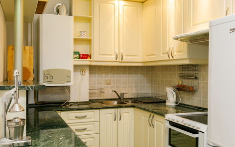 Pamela: Cabinetry, Controsoffitto, Proprietà, Costruzione, Lavandino Della Cucina, Cucina Stufa, Cucina, Elettrodomestico Da Cucina, Interior Design, Pavimentazione