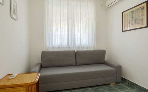 Pamela: Mobilia, Divano, Interior Design, Pavimentazione, Legna, Pavimento, Camera, Soggiorno, Tavolo