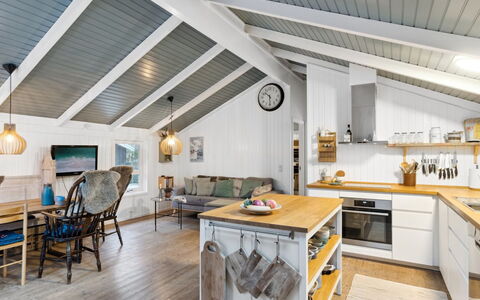 Pauliina - 500M from the Sea: Legna, Casa, Portico, Deck, Latifoglie, Tetto, Color Legno, Pavimento In Legno, Eco Hotel