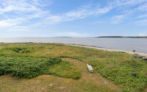 Liutulf - 40M from the Sea: Blu, Arbusto, Villetta, Groundcover, Giardino, Estate, Shade, Landscaping, Agriturismo, Eco Hotel
