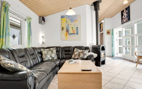 Gravers - 100M from the Sea: Tetto, Casa, Lotto, Casa, Villetta, Estate, Edifici Giardino, Shade, Log Cabin, Landscaping