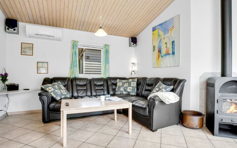 Gravers - 100M from the Sea: Tetto, Casa, Lotto, Casa, Villetta, Estate, Edifici Giardino, Shade, Log Cabin, Landscaping