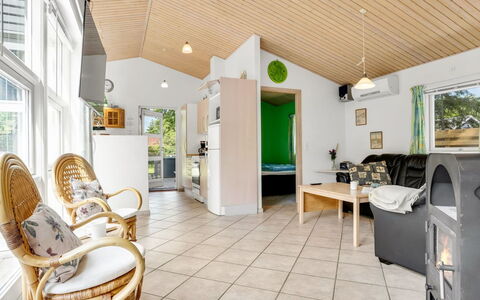 Gravers - 100M from the Sea: Tetto, Casa, Lotto, Casa, Villetta, Estate, Edifici Giardino, Shade, Log Cabin, Landscaping
