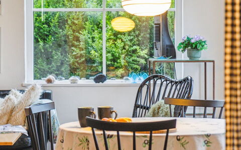 Frodde - 5Km from the Sea: Mobilia, Interior Design, Legna, Giallo, Tavolo, Sedia, Illuminazione, Sala Da Pranzo, Lampada, Cucina & Sala Da Pranzo Tavolo