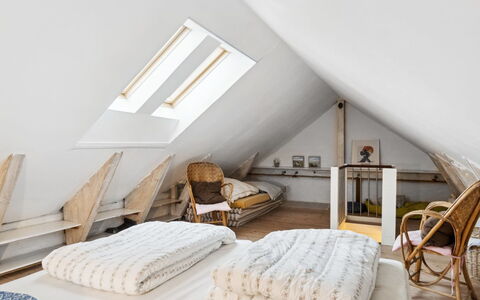 Frodde - 5Km from the Sea: Mobilia, Interior Design, Camera Da Letto, Pavimentazione, Legna, Pavimento, Soffitto, Letto, Attico, Camera
