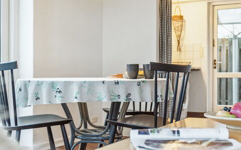 Frodde - 5Km from the Sea: Mobilia, Interior Design, Tavolo, Pavimentazione, Sala Da Pranzo, Illuminazione, Lampada, Sedia, Cucina & Sala Da Pranzo Tavolo, Pavimento