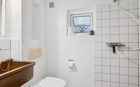 Frodde - 5Km from the Sea: Bagno, Idraulico Fixture, Parete, Gabinetto, Toilet Seat, Interior Design, Pavimentazione, Idraulico, Lavandino Del Bagno, Rubinetto