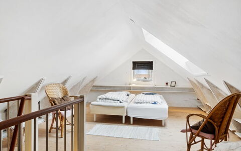 Frodde - 5Km from the Sea: Legna, Interior Design, Mobilia, Pavimentazione, Soffitto, Pavimento, Camera Da Letto, Attico, Letto, Camera