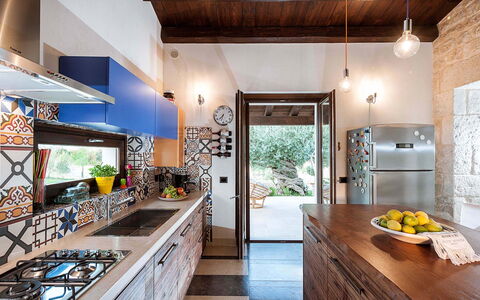 Corte Carrubo - Rosolini, Sicilia: Cabinetry, Controsoffitto, Mobilia, Lavello, Cucina, Legna, Interior Design, Illuminazione, Tavolo, Rubinetto