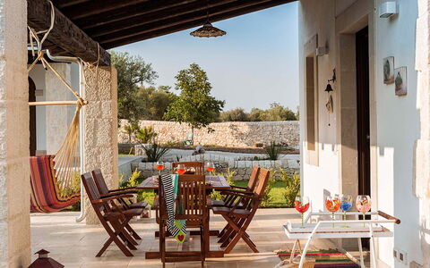 Corte Carrubo - Rosolini, Sicilia: Mobilia, Pianta, Tavolo, Costruzione, Sedia, Cielo, Legna, Shade, Mobili Da Esterno, Albero