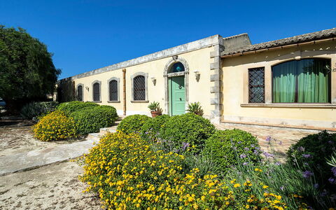 Casa Colore - Siracusa, Sicilia: Pianta, Fiore, Cielo, Finestra, Botanica, Costruzione, Erba, Paesaggio, Zona Residenziale, Arbusto