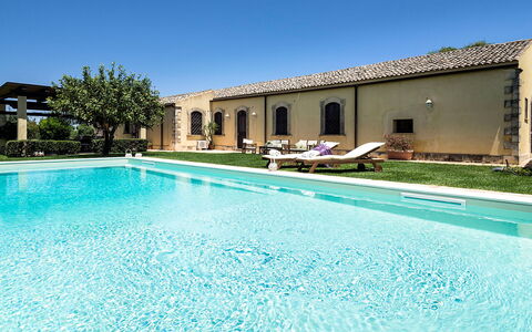 Casa Colore - Siracusa, Sicilia: Acqua, Cielo, Pianta, Piscina, Azzurro, Rettangolo, Shade, Costruzione, Albero, Materiale Composito