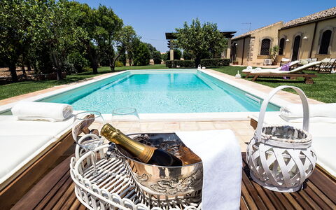 Casa Colore - Siracusa, Sicilia: Acqua, Pianta, Proprietà, Cielo, Piscina, Rettangolo, Mobili Da Esterno, Costruzione, Albero, Tempo Libero