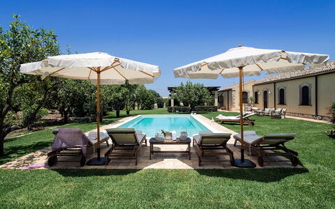 Casa Colore - Siracusa, Sicilia: Pianta, Ombrello, Acqua, Cielo, Mobilia, Piscina, Shade, Azzurro, Albero, Mobili Da Esterno