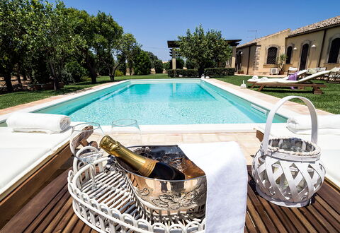 Casa Colore - Siracusa, Sicilia: Acqua, Pianta, Proprietà, Cielo, Piscina, Rettangolo, Mobili Da Esterno, Costruzione, Albero, Tempo Libero