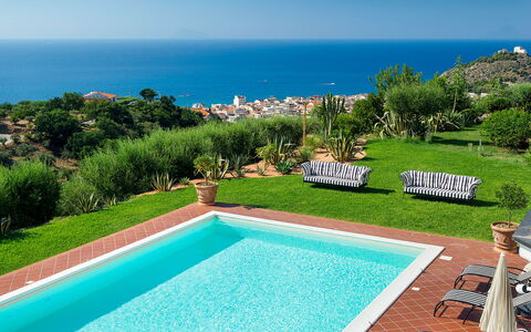 Villa Ester - Capo D'orlando, Sicilia: Acqua, Pianta, Cielo, Proprietà, Piscina, Azzurro, Blu, Natura, Rettangolo, Erba