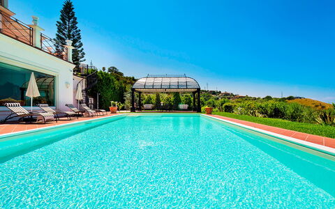 Villa Ester - Capo D'orlando, Sicilia: Acqua, Cielo, Pianta, Proprietà, Piscina, Costruzione, Albero, Natura, Azzurro, Corpo D'Acqua