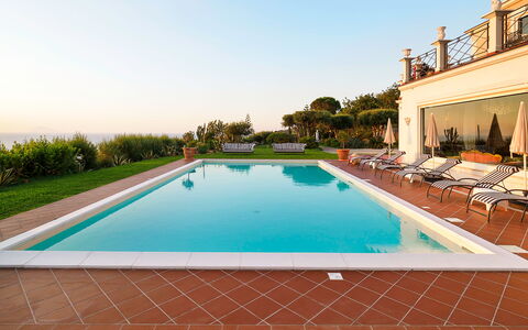 Villa Ester - Capo D'orlando, Sicilia: Acqua, Pianta, Costruzione, Cielo, Proprietà, Piscina, Finestra, Azzurro, Rettangolo, Interior Design