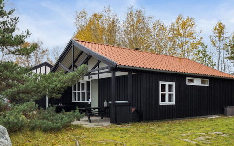 Gudrund - 250M from the Sea: Tetto, Casa, Casa, Villetta, Porta, Raccordo, Deck, Portico, Plank, Latifoglie
