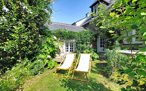 La Dolce Vita Brezhoneg: Arbusto, Casa, Casa, Giardino, Villetta, Groundcover, Estate, Cortile, Landscaping, Shade