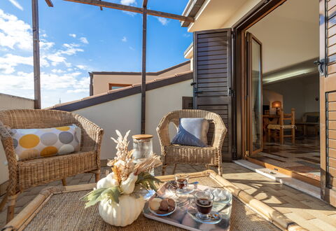 Altomare Apartment: Nube, Proprietà, Tavolo, Mobilia, Cielo, Costruzione, Divano, Interior Design, Legna, Comfort