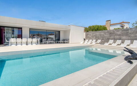 Lighthouse: Piscina, Materiale Composito, Ricorrere, Calcestruzzo, Appartamento, Piastrella, Estate, Shade, Giochi D'Acqua, Design