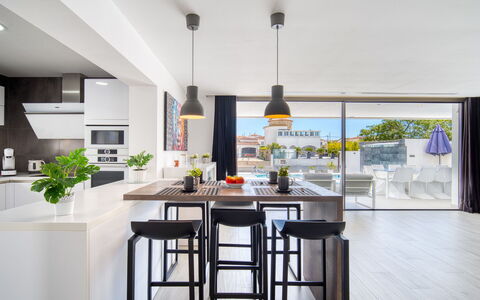 Lighthouse: Mobilia, Cucina, Interior Design, Controsoffitto, Pavimentazione, Sedia, Lampada, Cucina & Sala Da Pranzo Tavolo, Tavolo, Soffitto