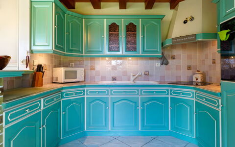 L'Oiseau Bleu: Blu, Cucina, Cabinetry, Interior Design, Controsoffitto, Pavimentazione, Dipingere, Credenza, Elettrodomestico Da Cucina, Camera