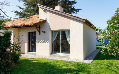 L'Oiseau Bleu: Casa, Casa, Porta, Tetto, Zona Residenziale, Villetta, Facciata, Arbusto, Lotto, Giardino
