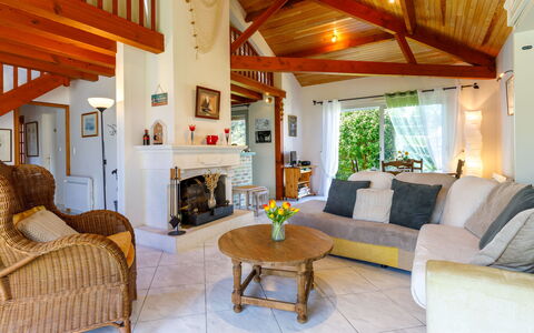 L'Oiseau Bleu: Mobilia, Interior Design, Soffitto, Legna, Divano, Sedia, Tavolo, Pavimentazione, Soggiorno, Pavimento