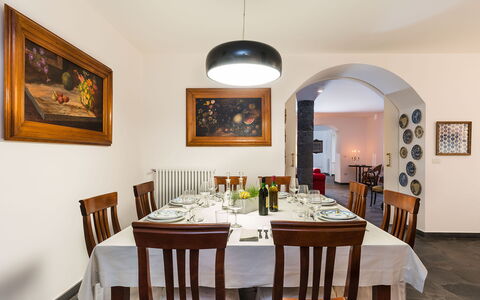 Dimora Vulcano - Castiglione Di Sicilia, Sicilia: Tavolo, Cornice, Mobilia, Proprietà, Sedia, Interior Design, Legna, Immobiliare, Sala Da Pranzo, Latifoglie