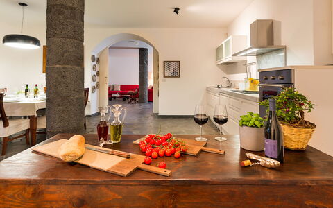 Dimora Vulcano - Castiglione Di Sicilia, Sicilia: Tavolo, Proprietà, Pianta Della Casa, Legna, Interior Design, Cucina, Cabinetry, Pianta, Controsoffitto, Pavimentazione