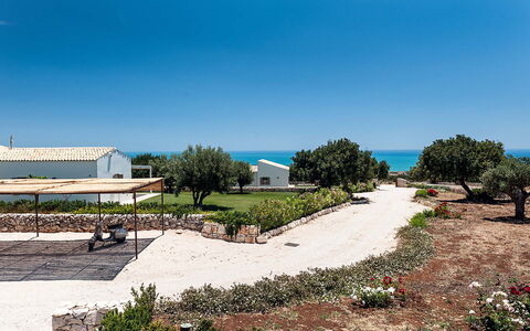Isolina Bianca - Scicli, Sicilia: Cielo, Pianta, Lotto, Albero, Manto Stradale, Zona Residenziale, Paesaggio, Urban Design, Shade, Paesaggio Naturale