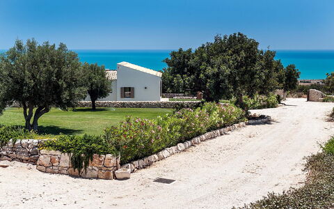 Isolina Bianca - Scicli, Sicilia: Cielo, Pianta, Proprietà, Acqua, Albero, Paesaggio Naturale, Lotto, Casa, Costruzione, Erba