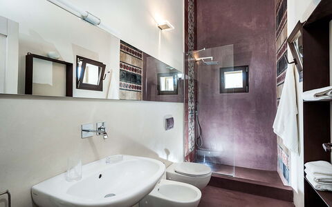 Isolina Verde - Scicli, Sicilia: Specchio, Rubinetto, Lavello, Idraulico Fixture, Proprietà, Lavandino Del Bagno, Bagno, Cornice, Interior Design, Costruzione