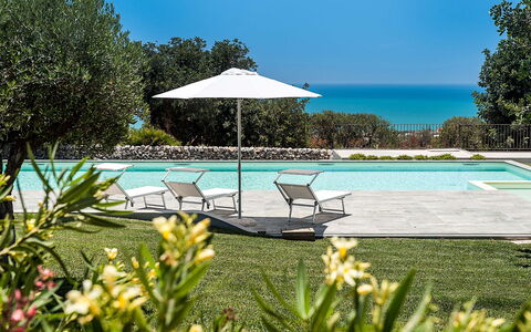 Isolina Verde - Scicli, Sicilia: Acqua, Fiore, Pianta, Proprietà, Cielo, Botanica, Natura, Azzurro, Piscina, Albero