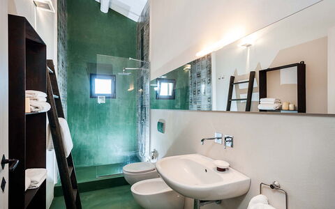 Isolina Rossa - Scicli, Sicilia: Specchio, Idraulico Fixture, Rubinetto, Lavello, Bagno, Viola, Illuminazione, Lavandino Del Bagno, Interior Design