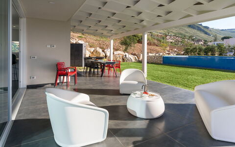 Villa Cinema - Castellammare Del Golfo, Sicilia: Mobilia, Tavolo, Sedia, Interior Design, Mobili Da Esterno, Pianta, Shade, Pavimentazione, Pavimento, Soggiorno