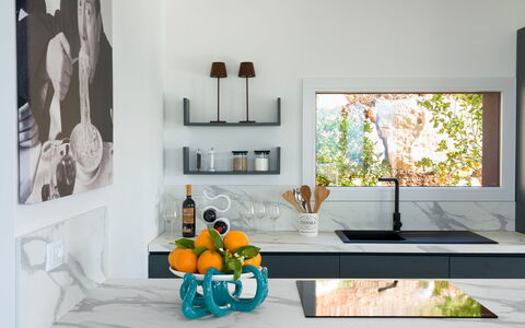 Villa Cinema - Castellammare Del Golfo, Sicilia: Proprietà, Cabinetry, Controsoffitto, Interior Design, Tavolo, Arancia, Finestra, Legna, Cucina