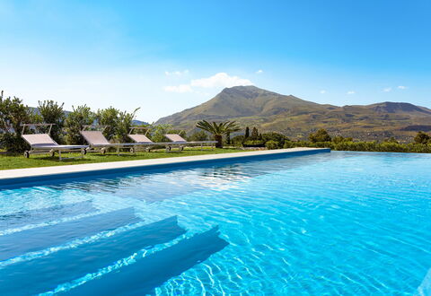 Villa Cinema - Castellammare Del Golfo, Sicilia: Acqua, Cielo, Pianta, Nube, Piscina, Natura, Albero, Paesaggio Naturale, Montagna, Paesaggio