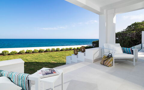 Mariposa - Fontane Bianche, Sicilia: Costruzione, Cielo, Proprietà, Mobilia, Acqua, Pianta, Azzurro, Shade, Tavolo, Mobili Da Esterno