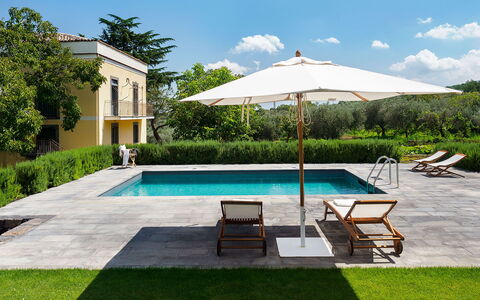 Villa Tranquilla - Randazzo, Sicilia: Pianta, Acqua, Proprietà, Piscina, Cielo, Nube, Costruzione, Albero, Shade, Rettangolo