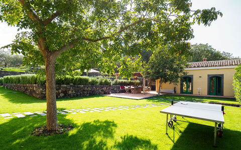Villa Tranquilla - Randazzo, Sicilia: Pianta, Costruzione, Mobilia, Tavolo, Verde, Albero, Shade, Botanica, Mobili Da Esterno, Cielo