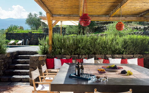Villa Tranquilla - Randazzo, Sicilia: Tavolo, Mobilia, Pianta, Sedia, Mobili Da Esterno, Tavolo Esterno, Albero, Nube, Shade, Tavola