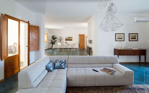 Villa Chiara - Paceco, Sicilia: Divano, Mobilia, Proprietà, Cornice, Tavolo, Interior Design, Decorazione, Soggiorno, Pianta, Pavimento