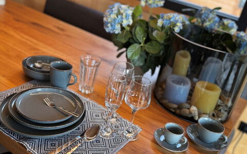 Turracher Höhe 160: Mobilia, Tavola, Serveware, Tavolo, Bicchieri, Dishware, Piatto, Cibo, Tazza, Sedia