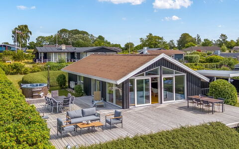 Majken - 225M from the Sea: Casa, Tetto, Estate, Portico, Villetta, Shade, Giardino, Landscaping, Design, Cortile