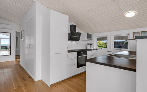 Majken - 225M from the Sea: Pavimentazione, Legna, Interior Design, Pavimento, Soffitto, Pavimento In Legno, Camera, Casa, Latifoglie, Cucina